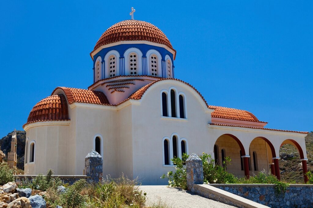 Ορθόδοξη εκκλησία με κεραμιδί τρούλους